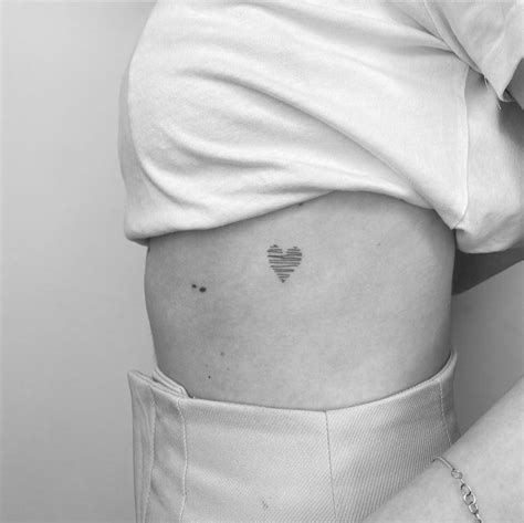 tatuajes pequeos para mujeres en el pecho|60 tatuajes tattoos minimalistas para mujer en el。